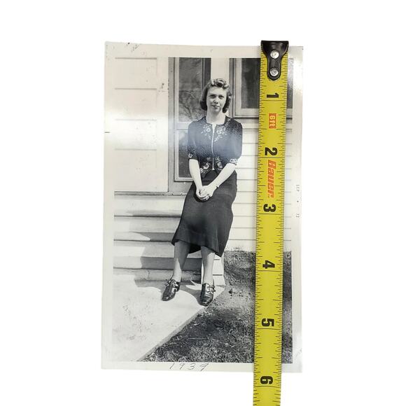 Vtg Pretty Young Woman Posing in Front of House Original Monochrome Photography - Picture 3 of 4